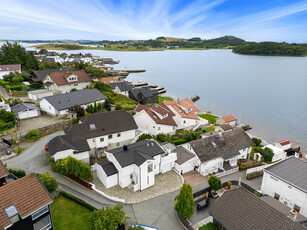 Innholdsrik familiebolig med fantastisk sjøutsikt. Høy standard, solrikt uteområde og garasje.