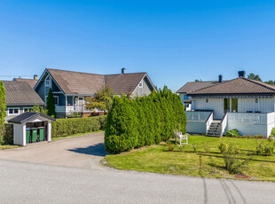 Innholdsrik familiebolig med full kjeller(m/egen utgang), garasje og solfylt tomt! Gangavst. til barnehage og barneskole