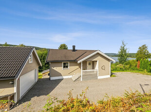 Innholdsrik familiebolig med sjøutsikt utover Sigernessjøen. Dobbel garasje. Velholdt uteområde med gode solforhold.