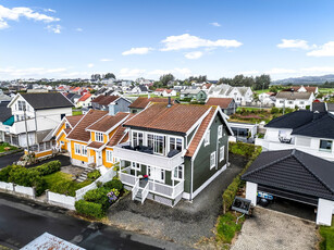 Innholdsrik og pen bolig på solrik tomt