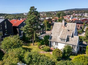 Klassisk og innholdsrik enebolig med dobbeltgarasje og stor, solrik hage.