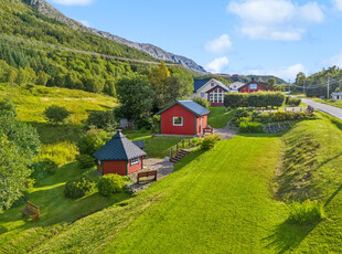 Komplett & landlig eiendom m/pent opparbeidet uteområde // Grillkøte, uthus og bekk i hagen til glede for hele familien