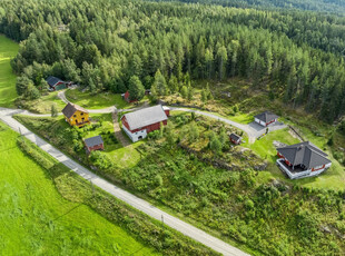 Landbrukseiendom på 207 dekar - Usjenert og naturskjønne omgivelser innerst i Løvbrøtte - Enebolig fra 2000 - Hytte