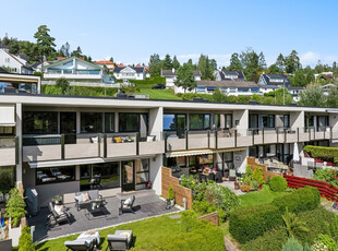 Lekkert rekkehus v/Holmen skole på Gressbanen. Trivelig bomiljø med flotte utearealer. Terrasse og balkong. Garasjeplass