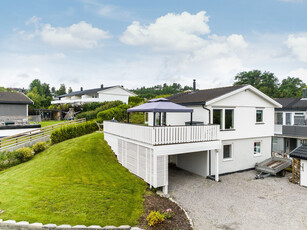 Lys og hyggelig enebolig med carport - fin og barnevennlig beliggenhet!