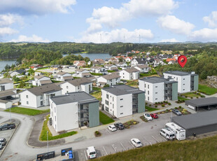 Lys og romslig leilighet i første etasje - god standard - parkering i carport