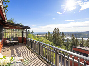 Nydelig beliggende rekkehus m/utleiedel v/marka. Solfylt terrasse med upåklagelig panoramautsikt. Garasjeplass.