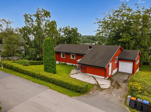 NYHET! Familiebolig i rolig og veletablert område! 3 Soverom - stor stue - terrasse mot vest - utsikt - garasje