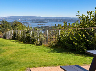 Nyoppført, moderne og elegant 3-roms leilighet med høy standard - Terrasse på 25m² - Garasjeplass - Lave omkost.