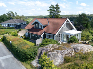 Pen og svært velholdt enebolig med vinterhage, deilige uteplasser og frodig hage. Naturskjønt og barnevennlig område.