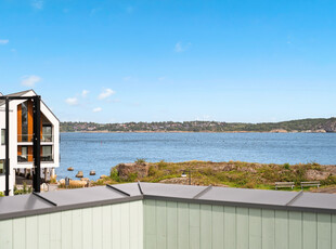 Rålekkert atriumshus ved sjøen m/fantastiske sol- og utsiktsforhold. Stor takterrase. Særdeles god standard. Carport