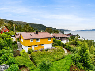 Romslig enebolig med spektakulær panoramautsikt over fjorden, stor usjenert tomt og solrik beliggenhet - dobbel garasje