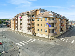 Romslig hjørneleilighet med fin beliggenhet like ved stadionparken. Parkeringskjeller og heis