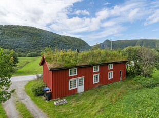 Sjarmerende og innholdsrik enebolig med renoveringsbehov | Idyllisk og landlig beliggenhet | Fire soverom | Frodig tomt