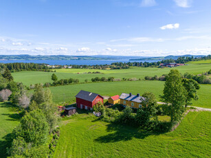 Småbruksidyll på Kapp. 70 daa fulldyrka jord, 122 daa totalt. Garasje, uthus og eldre våningshus. Nydelig Mjøsutsikt.