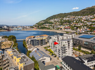 Solrik 4-roms eierleilighet m/nydelig beliggenhet i 7 etg. Storslått utsikt, gasspeis, 51 kvm terrasse og garasjeplass.