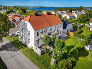 Spennede toppleilighet nær sjøen og bademuligheter - 2 soverom - Sjøutsikt - Lyst og lekkert!