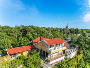 Spennende, arkitekttegnet enebolig med vestvendt beliggenhet og sol fra morgen til kveld! Garasje.