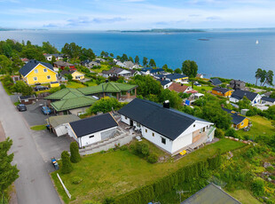 Spennende og flott bolig med alt på en flate. Solrikt og med panorama sjøutsikt. Kort vei til alt en trenger.