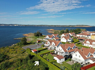 Stavern/Risøya - Moderne halvpart av tomannsbolig, lekkert pusset opp i 2022. Flott sjøutsikt og fine uteområder.