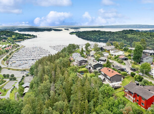 Stor enebolig o/2 plan med ettertraktet beliggenhet - Svært gode sol- og utsiktsforhold - Sjelden anledning