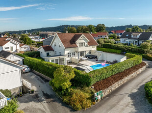 Stor familie enebolig oppført i år 2000 med stort og flott bassengområde med sol hele dagen. Stort gårdsrom. Garasje