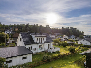 Tiltalende og fin enebolig med 4 soverom - sentralt i Hunndalen med gangavstand til dagligvare, skole og barnehage.