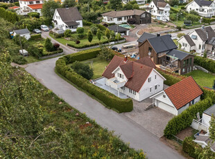 Tolvsrød- Innholdsrik og romslig enebolig med 4 sov. og 2 bad | Stor, usjenert og solrik eiertomt | Dobbel garasje