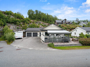 Tveit/Grødum - Romslig og nyere enebolig med alt på en flate, stor dobbel garasje samt utestue - solrik beliggende