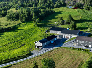 Velholdt gård med koselig sæter. Våningshus med utleiedel, driftsbygning og redskapshus.