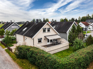 Velholdt og familievennlig bolig - Solrik hage og trivelig uteplass på 32kvm - Carport - Barnevennlig og tilbaketrukket