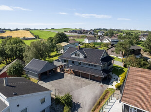 Velholdt og romslig enebolig med tre bad, stor terrasse og dobbelgarasje - Attraktiv beliggenhet!