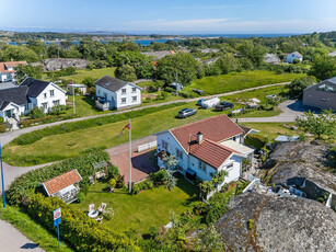 Velholdt og sjarmerende enebolig med hybel på idylliske Hvasser. Garasje og nydelig hage!