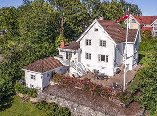 Villa Breidablikk! Unik og høyt beliggende utsiktseiendom med sol fra morgen til kveld i et veletablert villaområde