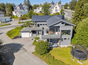 Øvre sentrum - Stilfull og lekker del av tomannsbolig. Fine sol- og utsiktsforhold. Carport. Sentrumsnært boligområde