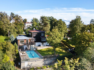 Arnstein Arneberg villa med vakker opparbeidet tomt på 2.1 mål med basseng og romslig dobbelgarasje med sekundærdel.