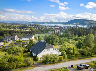 BRUMUNDDAL - Innbydende enebolig med herlige uteplasser. Fine sol- og utsiktsforhold. Barnevennlig beliggenhet.