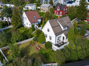 Eldre, sjarmerende enebolig beliggende i rolig område i Vestbyen. Usjenert hage. Garasje.