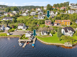 Enebolig over 3 etasjer med garasje og stor tomt. Brygge med båtplass rett i nærheten. Flott sjøutsikt!