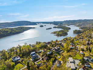 Enebolig ved Åros sentrum | Stor tomt med potensial | Gode solforhold | Nær sjøen og badestrand | Barnevennlig nabolag