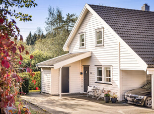 Fantastisk familiebolig med herlige uteplasser, gode solforhold og carport! Barnevennlig beliggenhet i ende av blindvei.