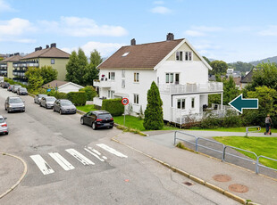 Flott 3-roms leilighet i firemannsbolig - Stor terrasse - Garasje - Sentralt med gangavstand til sentrum og UIA