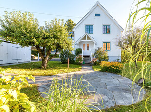 Innholdsrik og fritt beliggende enebolig med solrik hage og carport. 4 sov & 2 bad. Oppussingsbehov. Barnevennlig område