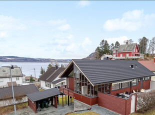 Innholdsrik og romslig enebolig med stor tomt -Flott fjordutsikt -Nytt tak og drenering -Vinterhage -Carport med lader