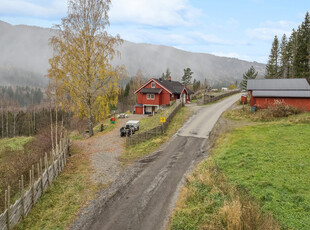 Innholdsrik og velholdt enebolig i landlige omgivelser | Stor dobbel garasje | 2 bad og flere stuer