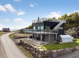 Kabelvåg - Moderne enebolig med flott utsikt, 3 soverom og stor takterrasse!