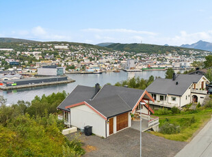 Meget romslig enebolig på utsiktstomt | Strålende solforhold | Uhindret utsikt og innholdsrik planløsning | Garasje