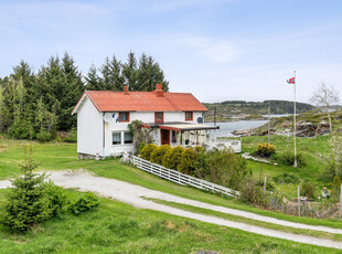 NY PRIS! Renoveringsobjekt. 2 timer fra Trondheim.Ingen boplikt(!) 100 m. til sjøen. 10 mål tomt. Innlagt vann og strøm