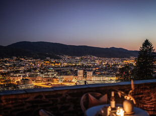 Nydelig enebolig i Fjellveien med fantastisk utsikt over Bergen by. Garasje og biloppstillingsplass.