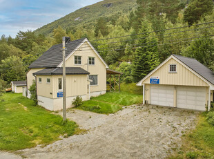 Prisgunstig og innholdsrik enebolig i Øksendal. Nyere yttertak og vinduer i 2. etasje. Dobbelgarasje og bobilcarport.